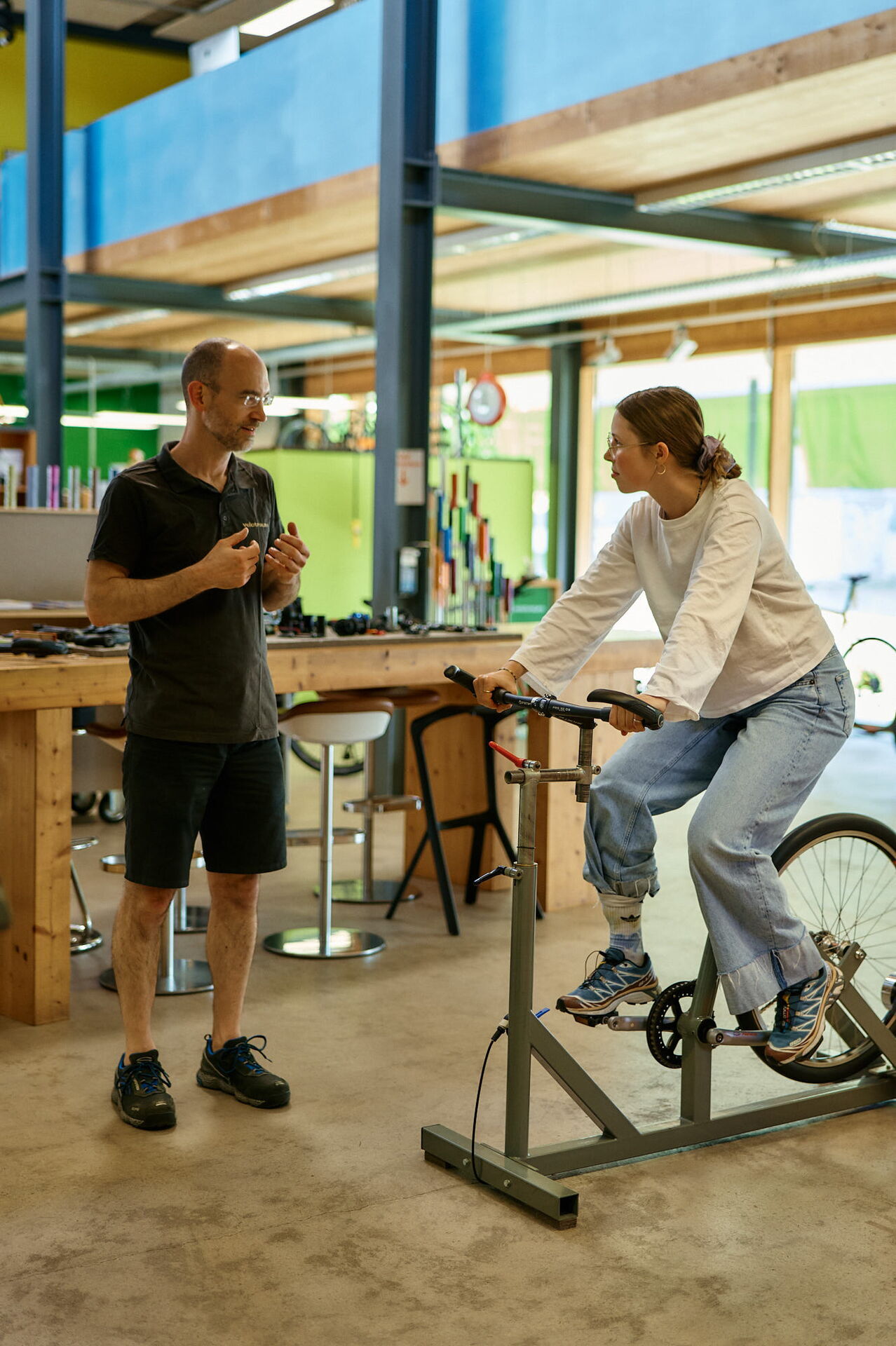 Ergonomics expert Moritz Pfrengle consulting a customer Ergonomics expert Moritz Pfrengle consulting a customer on the velotraum measuring machine