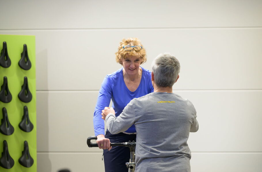 Besucherin auf der Messmaschine