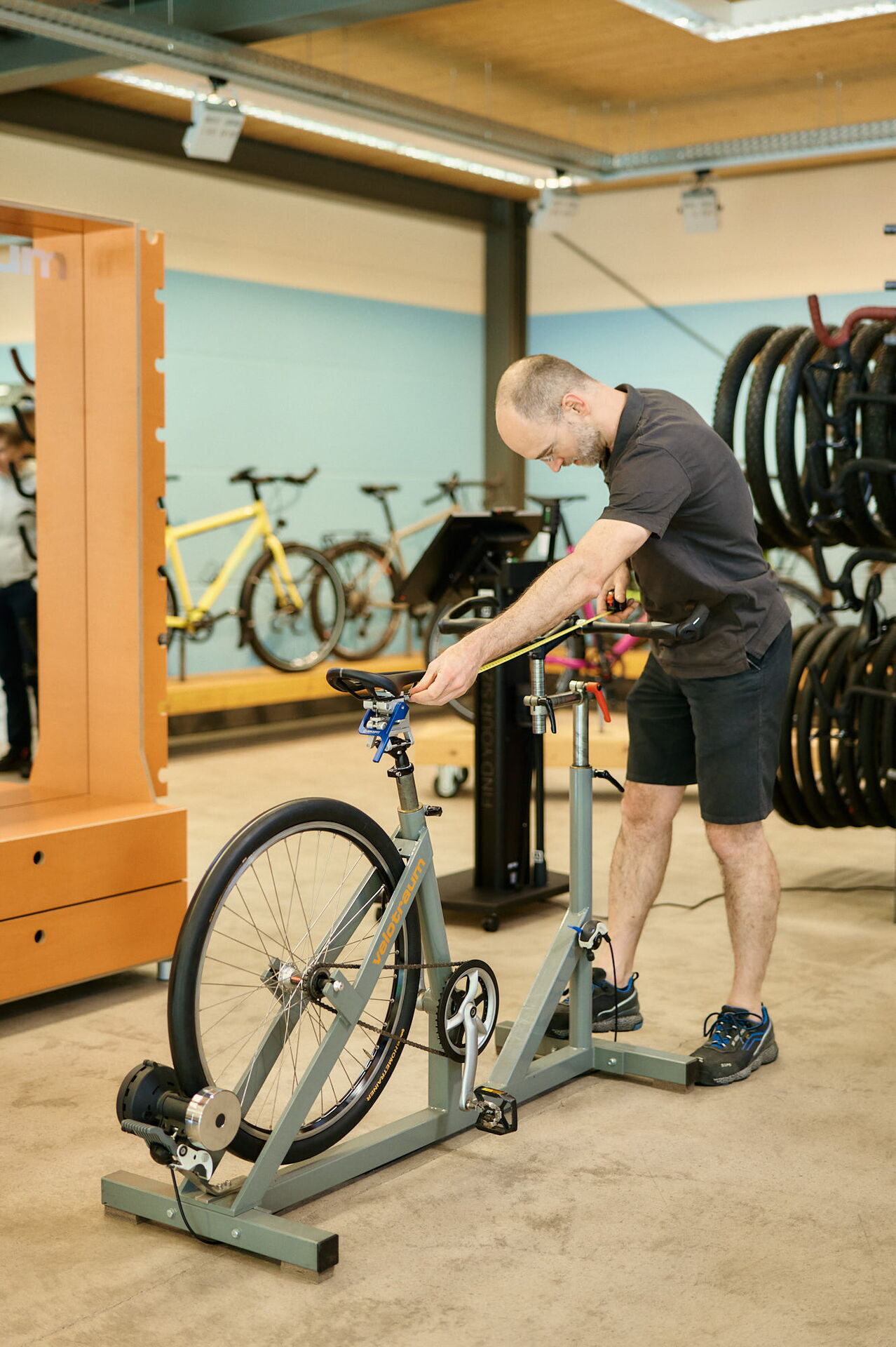 Expert for ergonomics Moritz Pfrengle takes measurements velotraum employee Moritz Pfrengle with a folding rule at the measuring machine to determine the distance between saddle and stem
