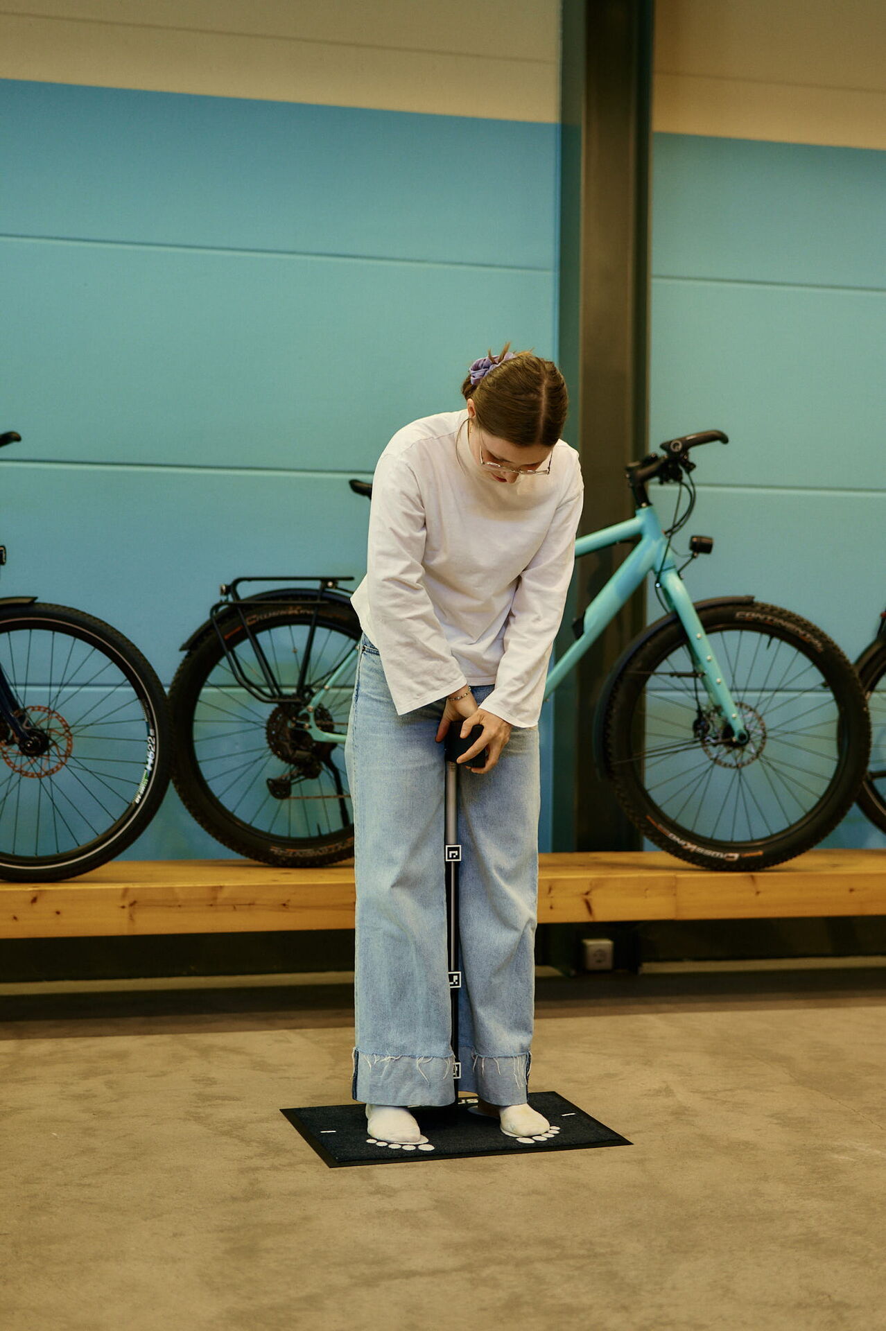 Measurement of the inner leg length A customer is measuring her inner leg length with a Smartfit device